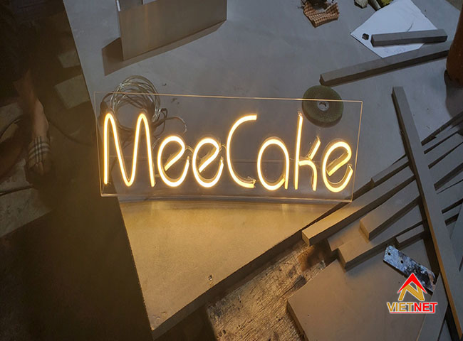 Cùng tìm hiểu về bảng hiệu đèn neon sign Mee Cake