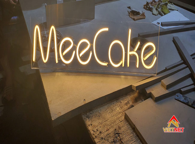 Cùng tìm hiểu về bảng hiệu đèn neon sign Mee Cake