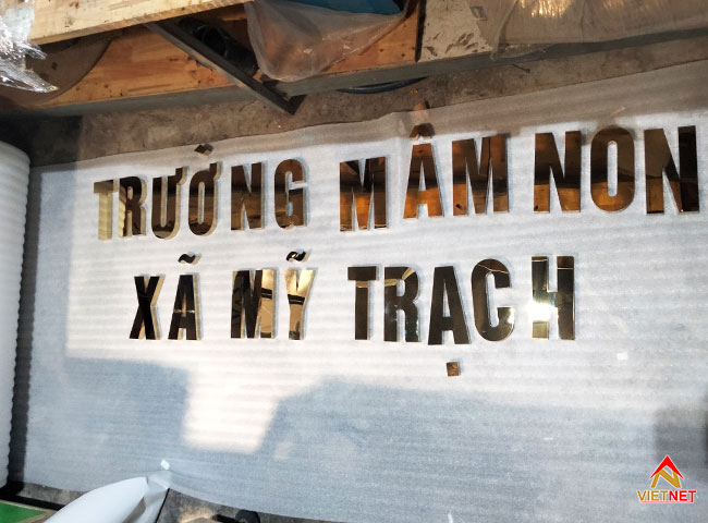 Gia công chữ inox vàng giá rẻ, uy tín tại xưởng VietNet