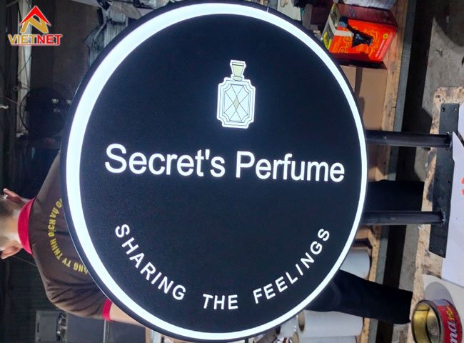 gia-cong-hop-den-mica-hut-noi-secret’s-perfume