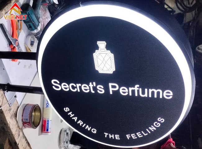 gia-cong-hop-den-mica-hut-noi-secret’s-perfume