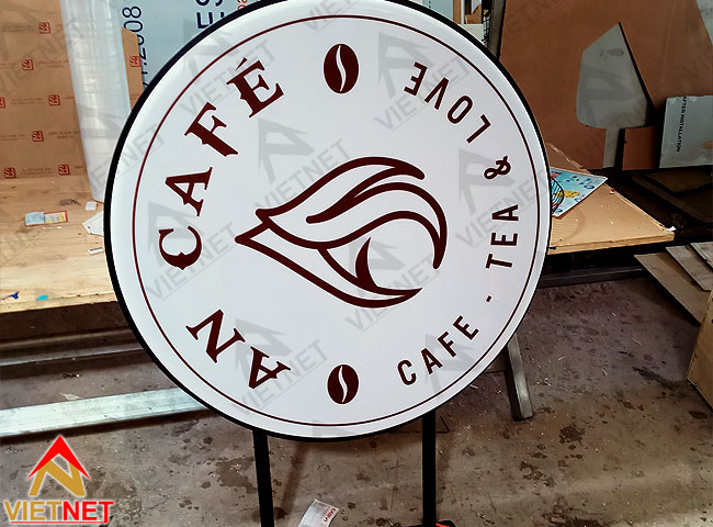mica-hut-noi-hop-den-an-cafe