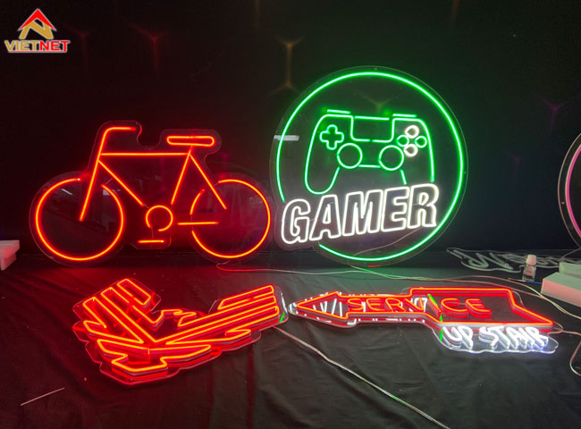 Hãy cùng tham khảo một số mẫu hộp đèn led neon mới nhất của VietNet làm cho không gian quán Gamer.
