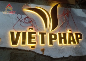 Chữ inox âm đèn hắt sáng chân Việt Pháp