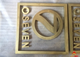 Logo chữ inox vàng oseven 