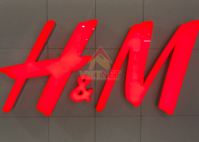 Chữ inox lồng mặt mica thương hiệu Thời Trang H&M