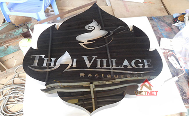 Hộp đèn Logo Nhà Hàng Thai Village